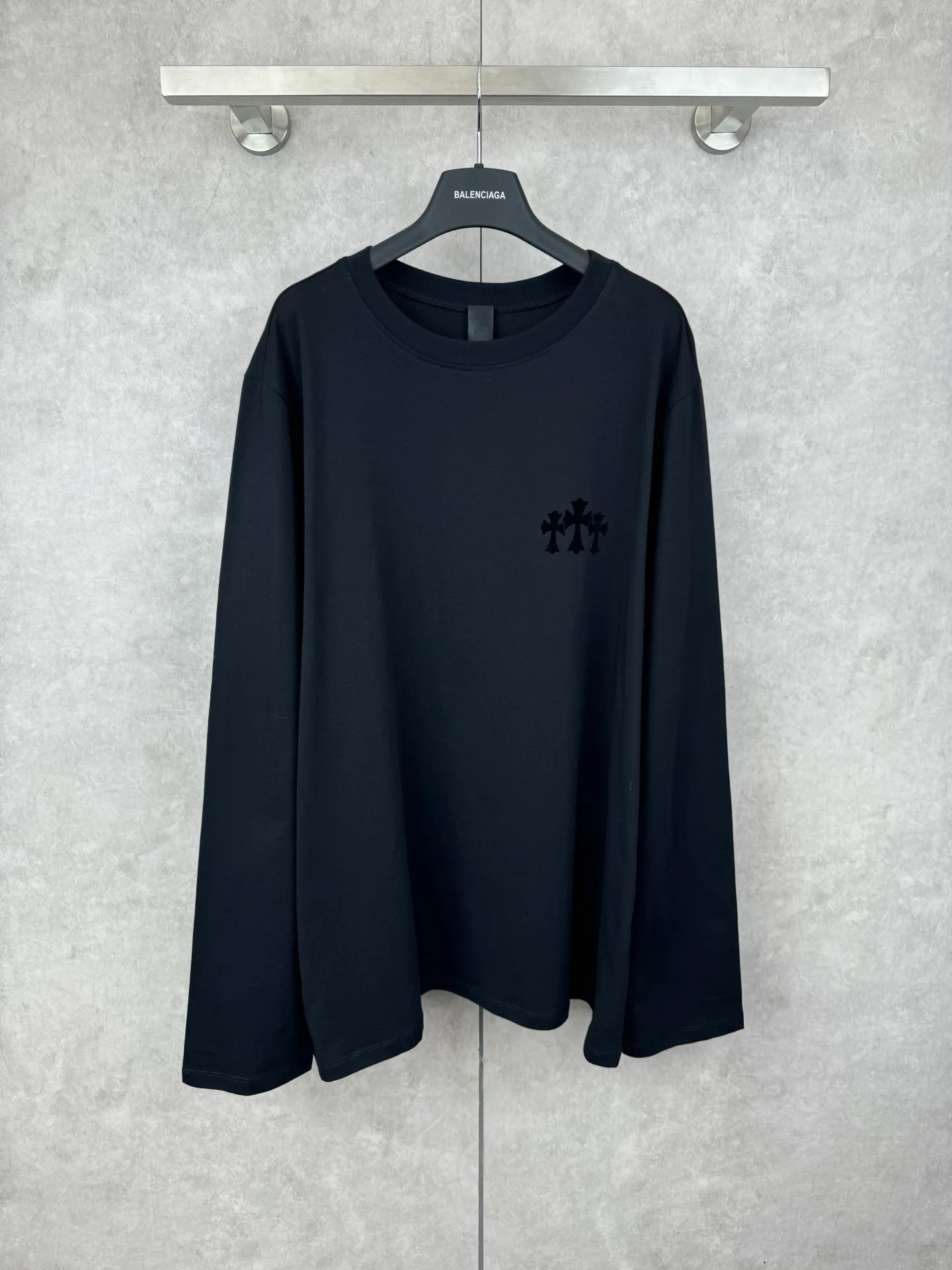 P300 Chrome Hearts/Chrome Hearts CH Black flocked cross round neck long sleeves Size: S/M/L/XL Custom-woven and dyed 40-yarn fabric with a scratchy surface pattern. The ready-made garments are made of YB consistent electrostatic flocking technology. It is not an ordinary lettering mold technology. The colors are also different at different angles. Brand new collar label (not the previous leather label) and washed label.